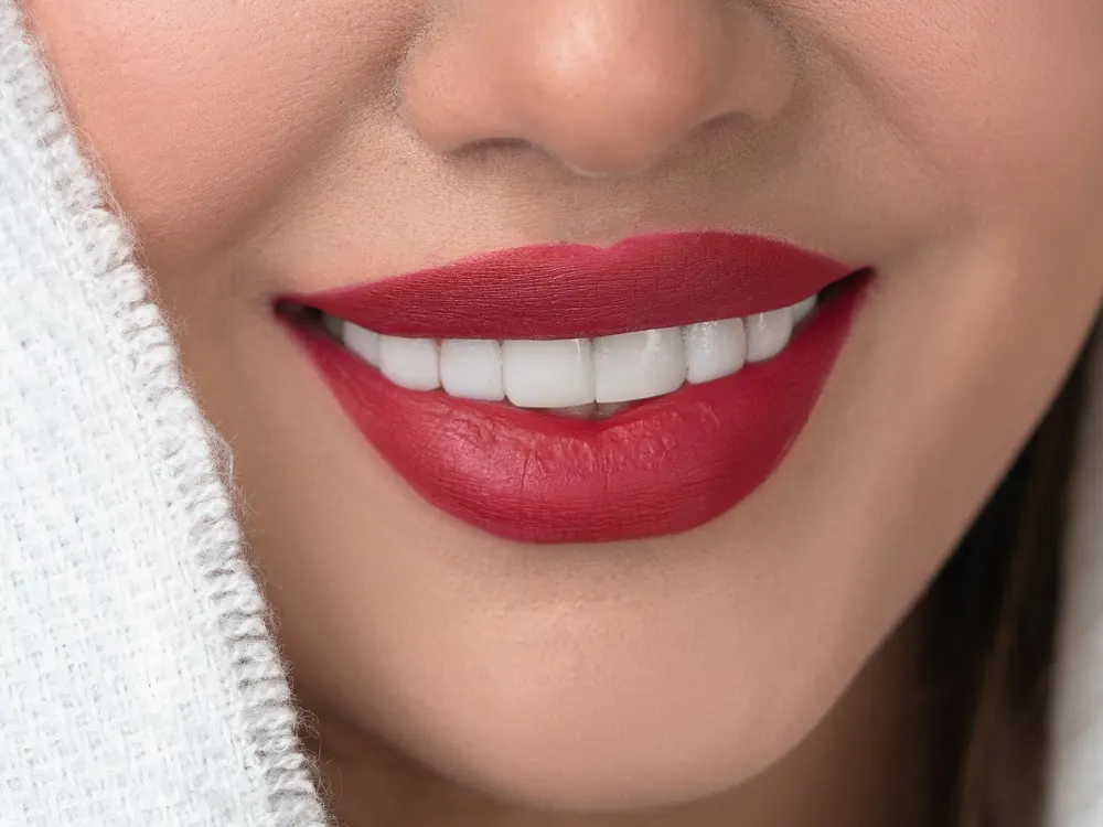 Sorriso branco e natural