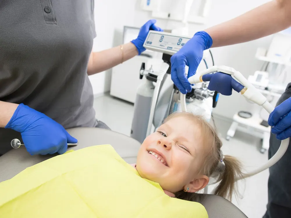 Criança durante uma limpeza dentária