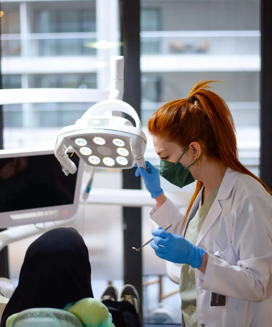 Médica dentista em consulta