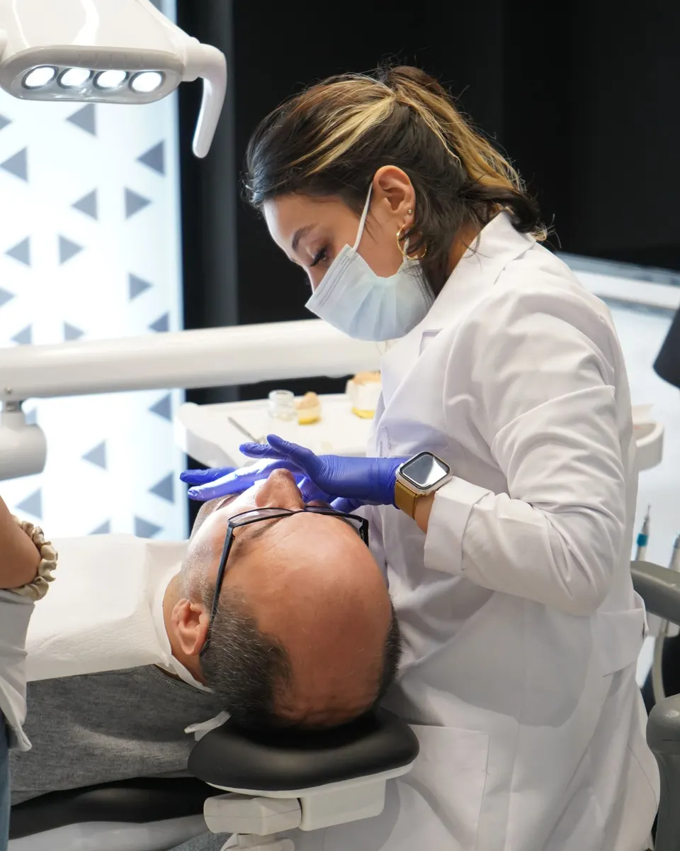 Médica dentista a tratar um paciente